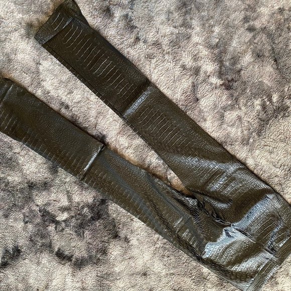 Bite Back Vegan Leather Croc Set - Picture 7 of 10